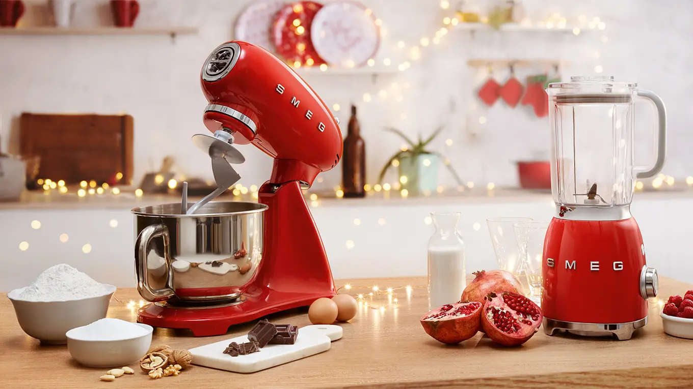 rote smeg küchenmacshine und mixer in einer weihnachtsküche mit lichterkette