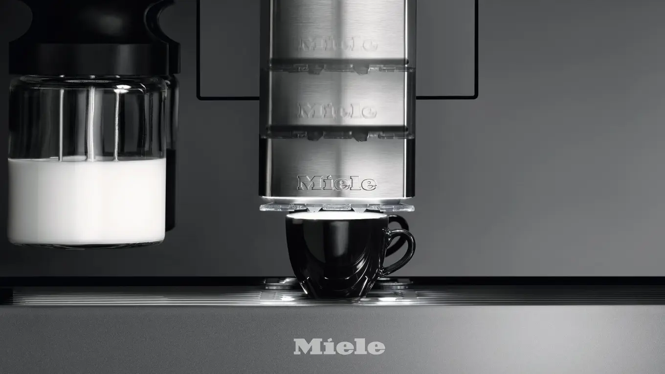 Miele cupsensor mit verstellbarem auslauf und einer kleinen espresso tasse