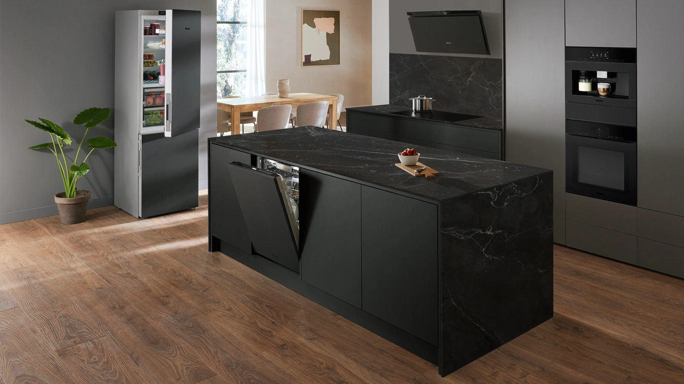 miele artline geräte in obsidianschwarz miele artline geräte in obsidianschwarz in einer schwarzen küche