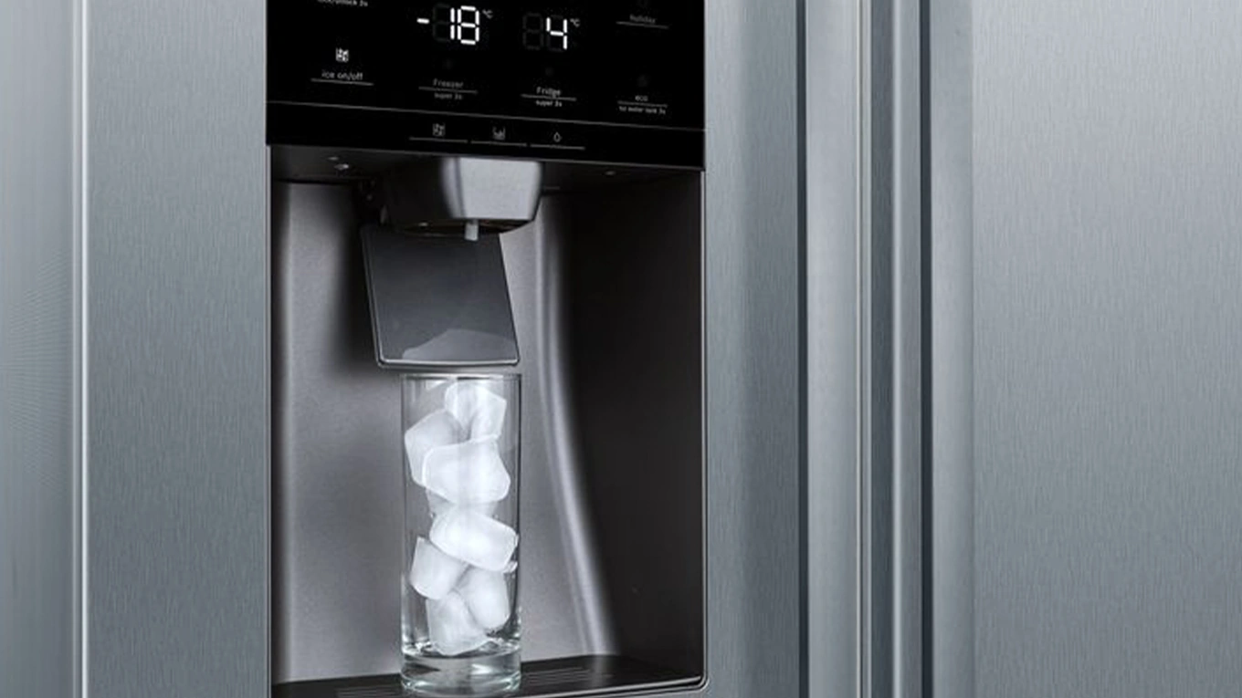 bosch icemaker glas gefĂĽllt mit eiswĂĽrfeln aus dem bosch icemaker am kĂĽhlschrank aus edelstahl