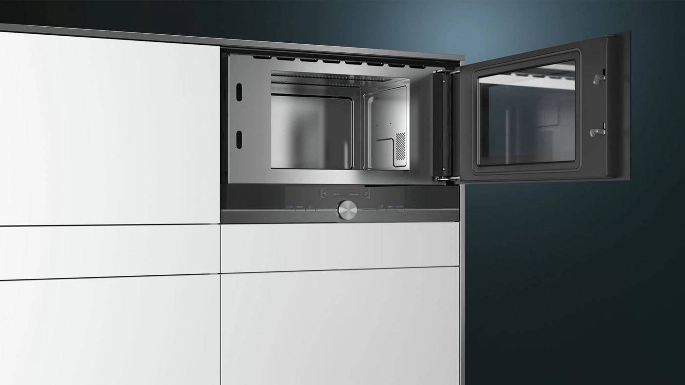 siemens einbau mikrowelle mit geöffneter tür in einem weißen küchenhochschrank