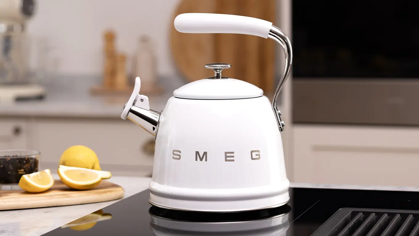 smeg wkf01 wasserkessel in weiß auf einem induktionskochfeld