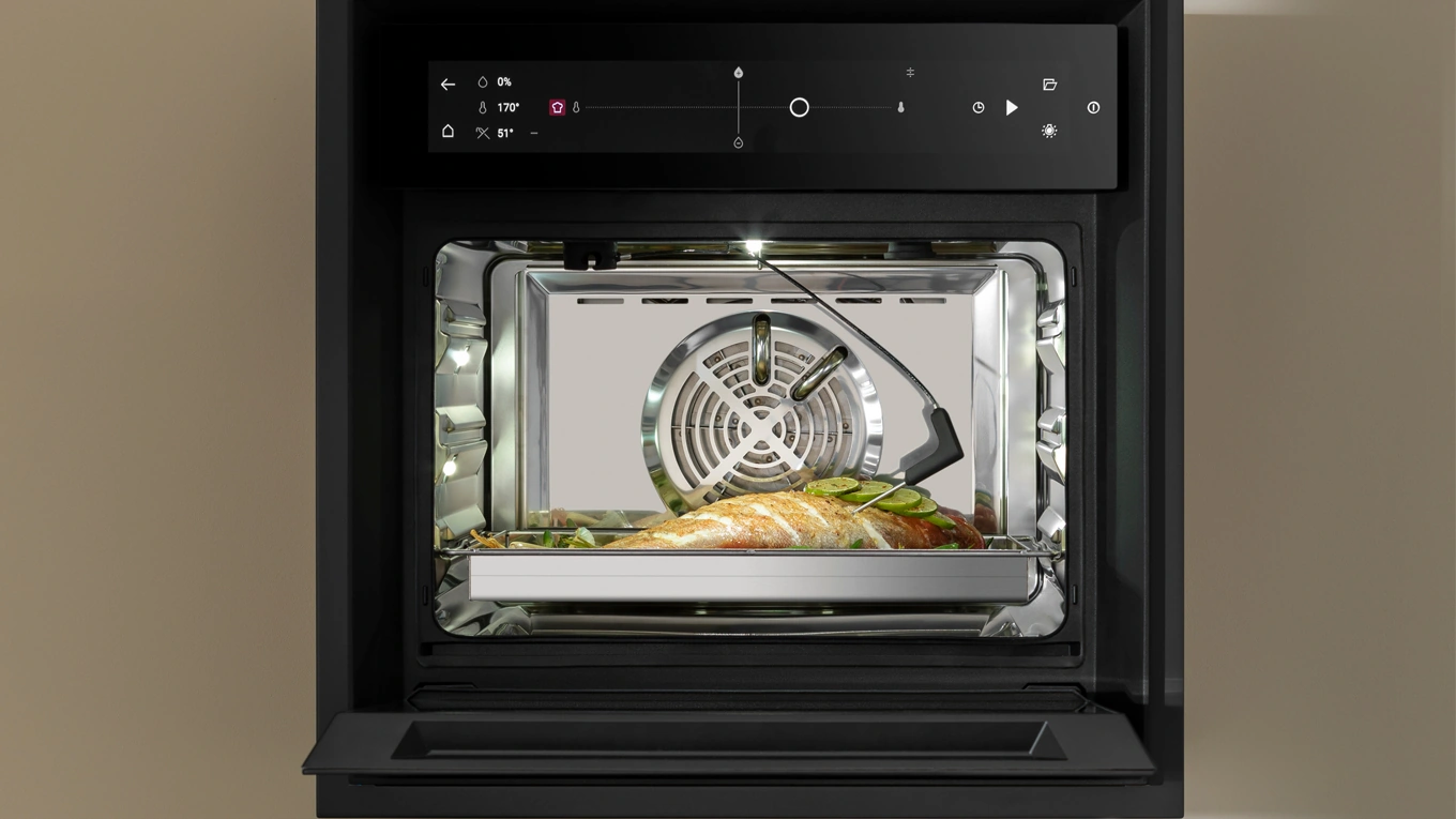 Smarter BORA Backofen mit Bratenthermometer smarter dampfbackofen von bora x bo mit bratenthermometer, das in einem stück fleisch im backofen steckt