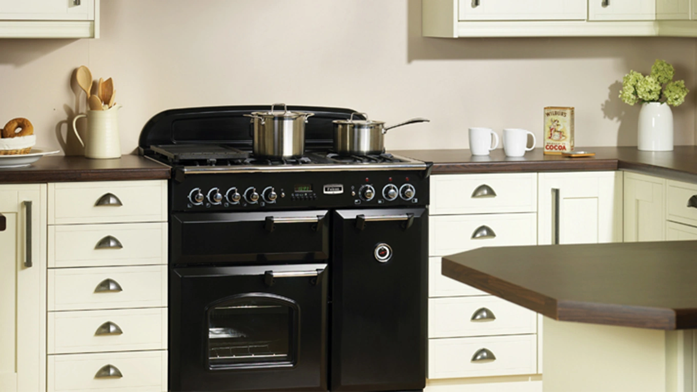 Falcon Range Cooker Classic Deluxe falcon range cooker classic deluxe in schwarz zwischen weißen landhaus küchenfronten