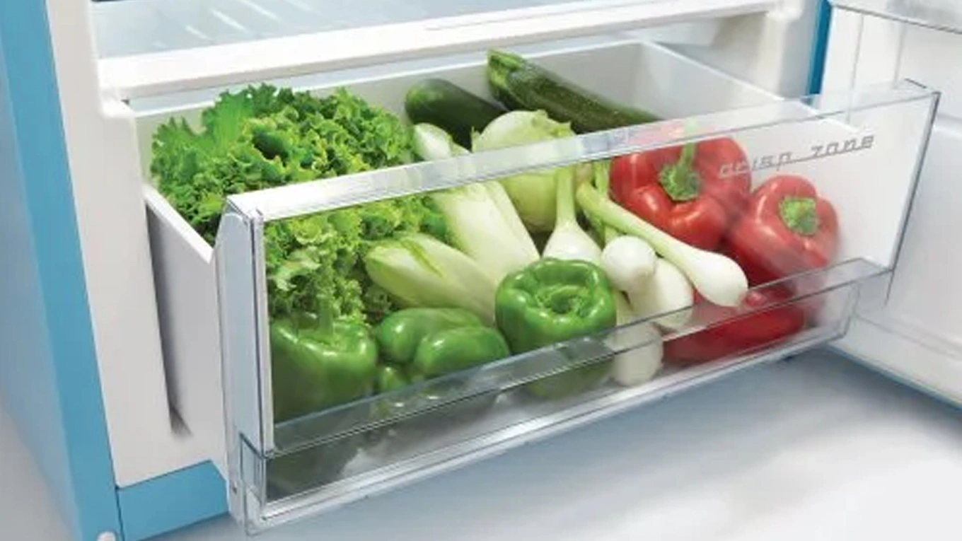 Detailaufnahme von der Crisp Zone Obst und Gemüse Schublade mit Lebensmitteln in einem Gorenje Kühlschrank