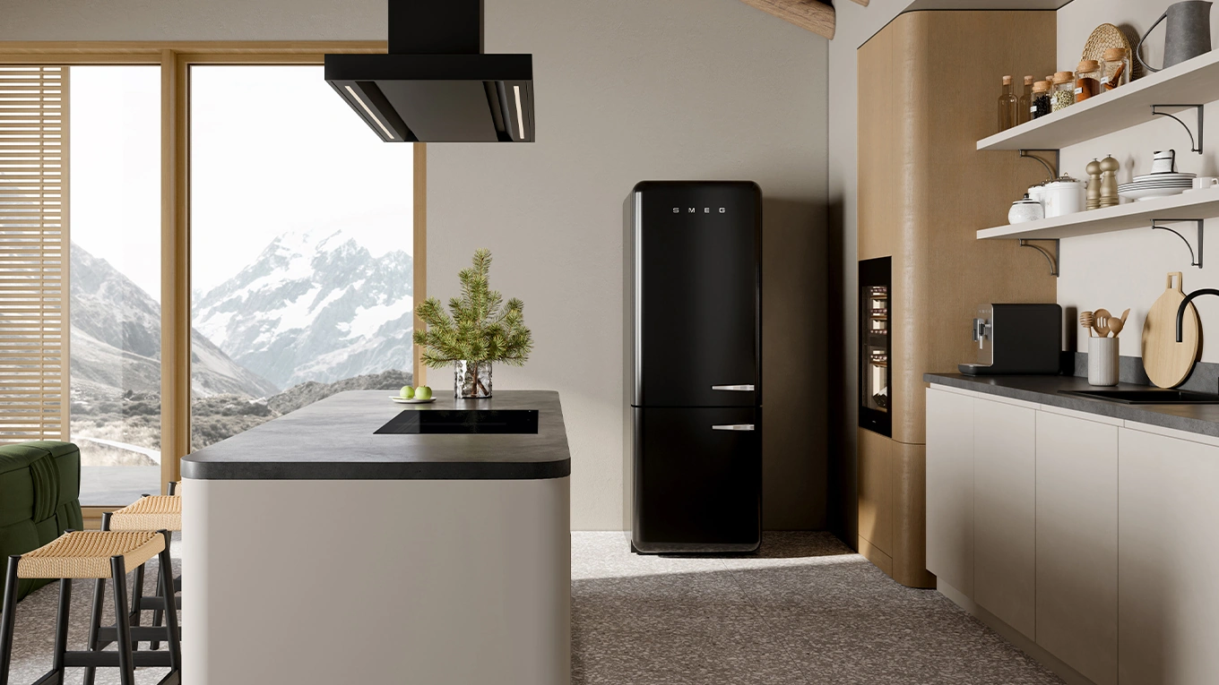 Smeg Fab38 kühlschrank in schwarz in einer küche mit küchenzeile und kochinsel