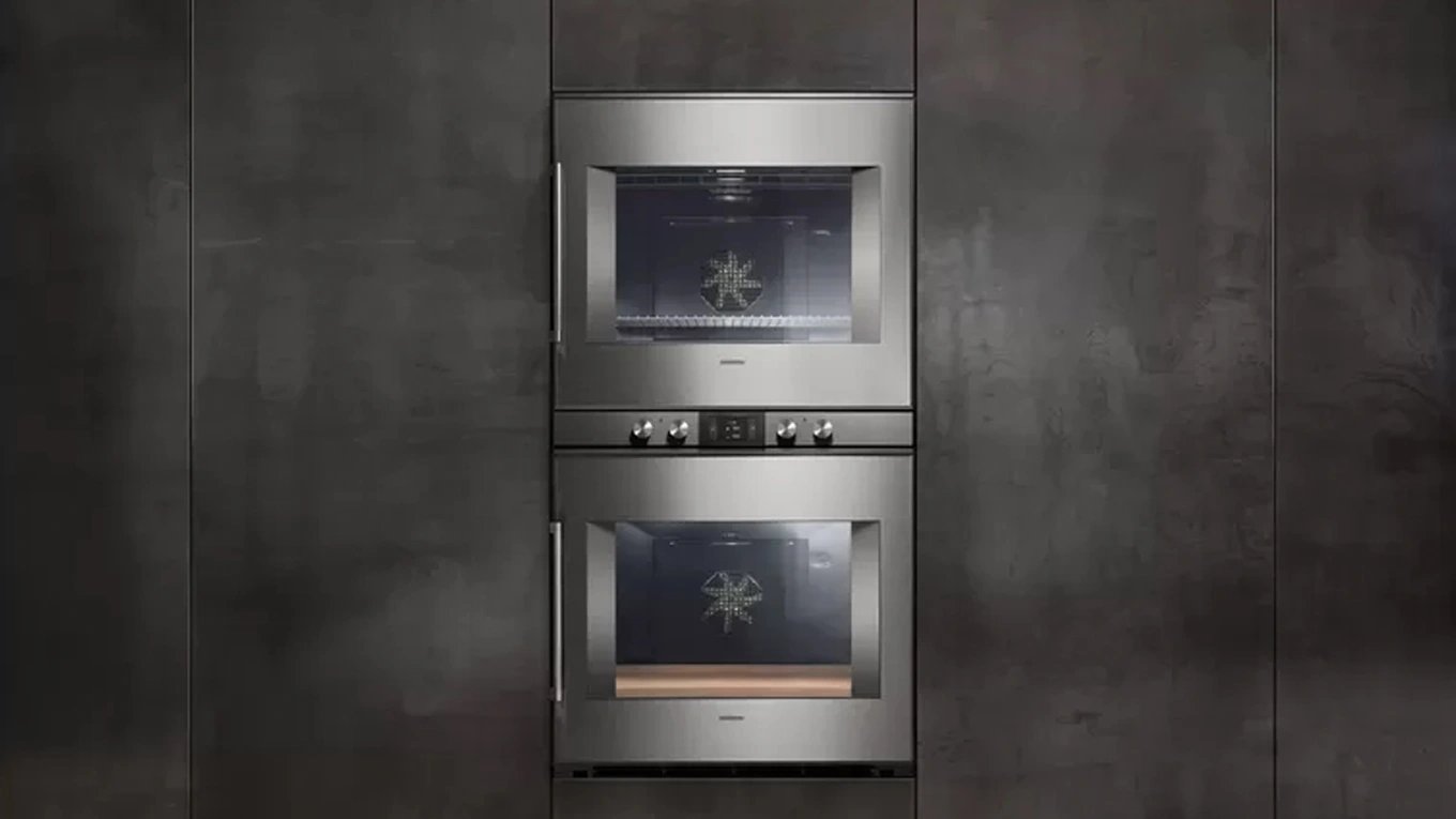 Gaggenau Serie 400 Doppelbackofen Eingebauter Doppelbackofen aus der Gaggenau Serie 400 in Silber in einer Metallic Küchenfront eingebaut