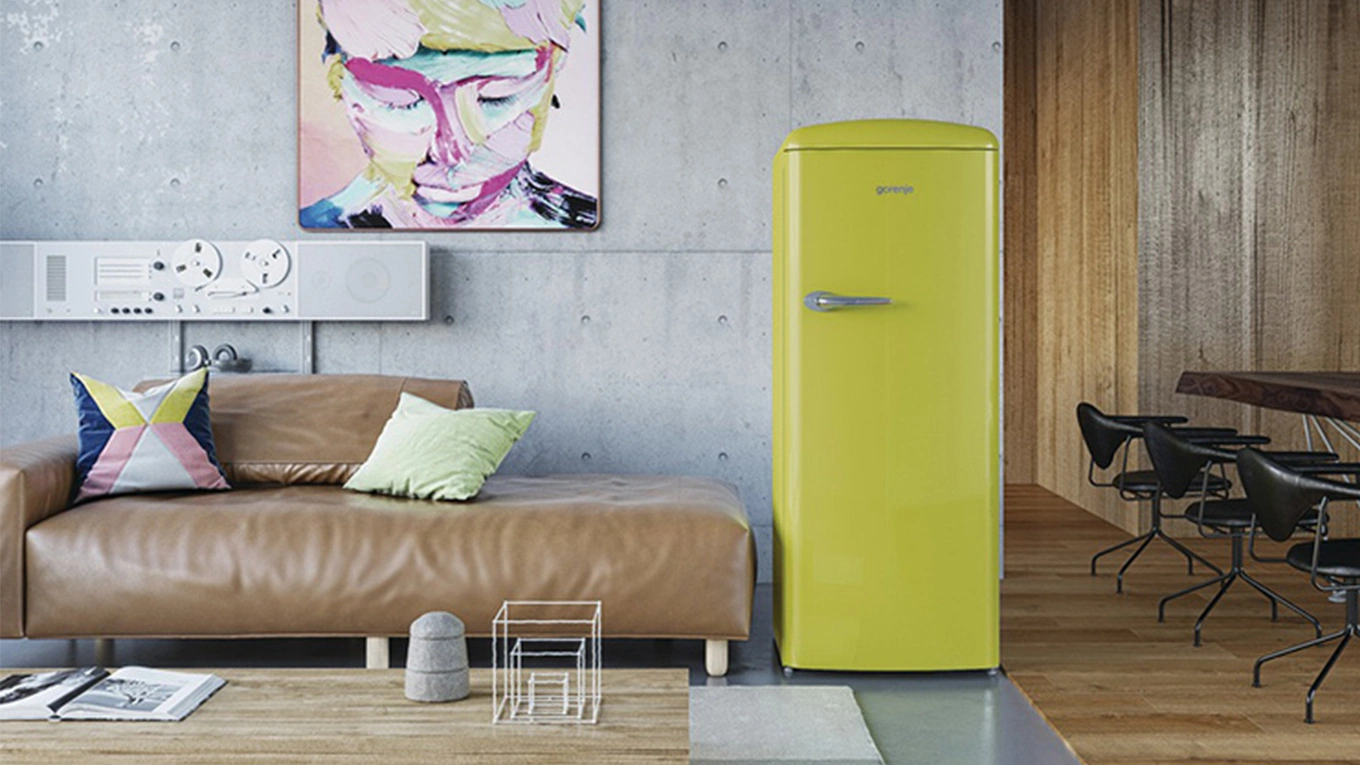 Gorenje Retro Kühlschrank gelb Gorenje Retro Kühlschrank in gelb im modernen Wohnzimmer