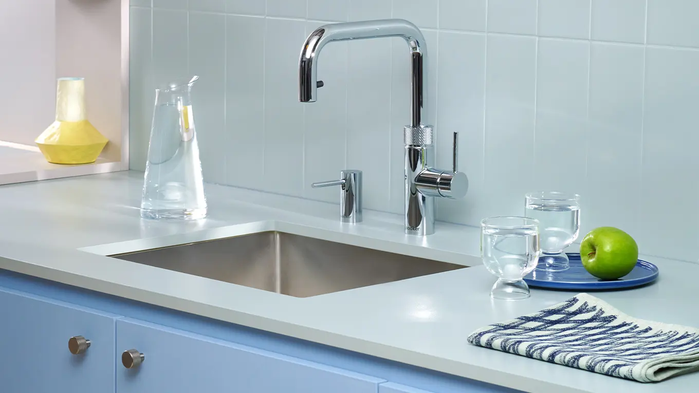 Quooker Flex square in verchromt glänzend in einer küche mit blauer front