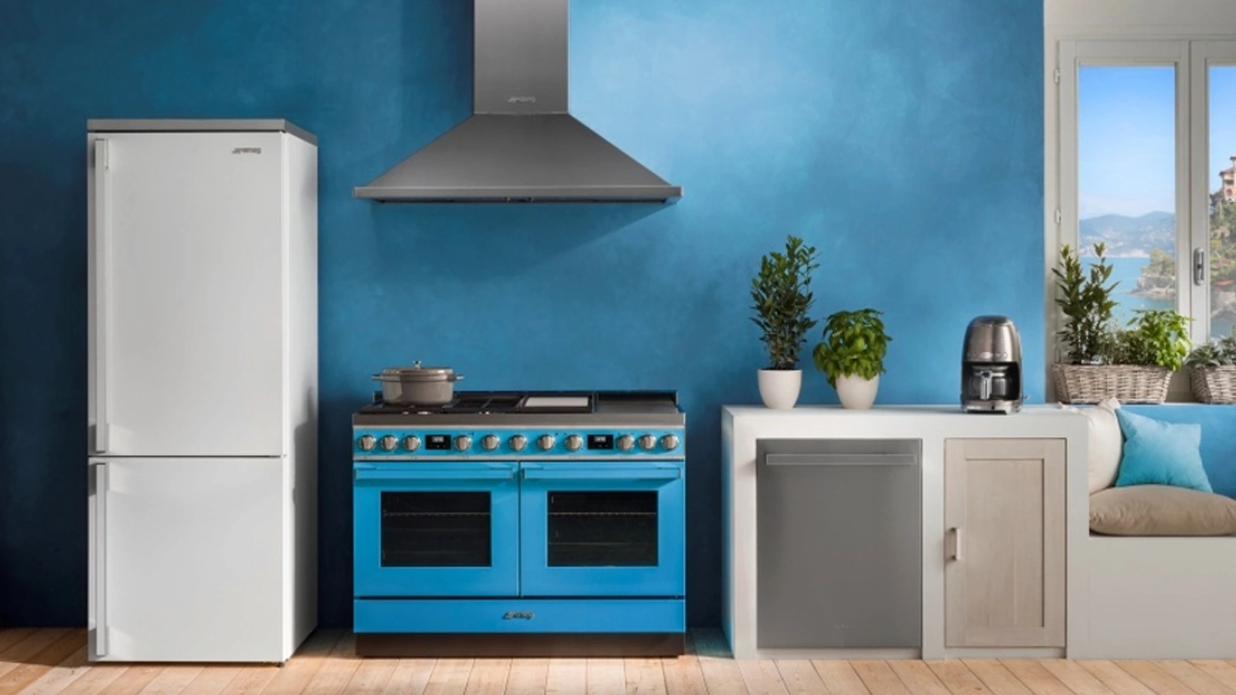 SMEG Portofino Doppelbackofen smeg portofino doppelbackofen in blau neben einem weißen Kühlschrank vor einer blauen wand