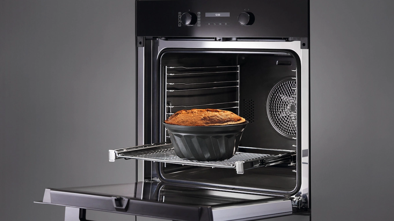 Miele H 2861-1 B 125 Edition Backofen geöffneter Miele H 2861-1 B 125 Edition Backofen mit kuchen in gugelhupf form