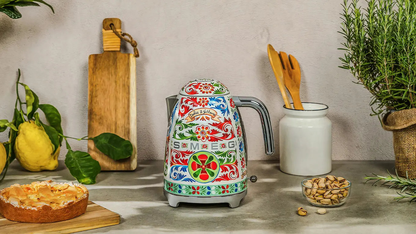 smeg dolce & gabbana wasserkocher in einer maritimen küche neben zitronen