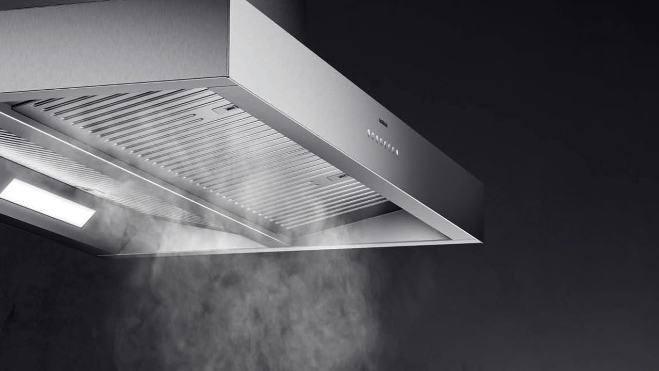 Gaggenau Dunstabzugshaube mit Randabsaugung Detail einer gaggenau dunstabzugshaube mit randabsaugung und Wrasen