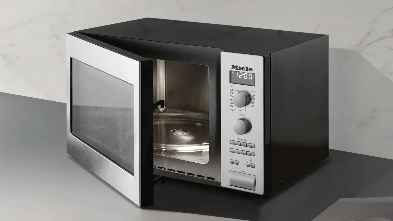 miele mikrowelle mit geöffneter tür