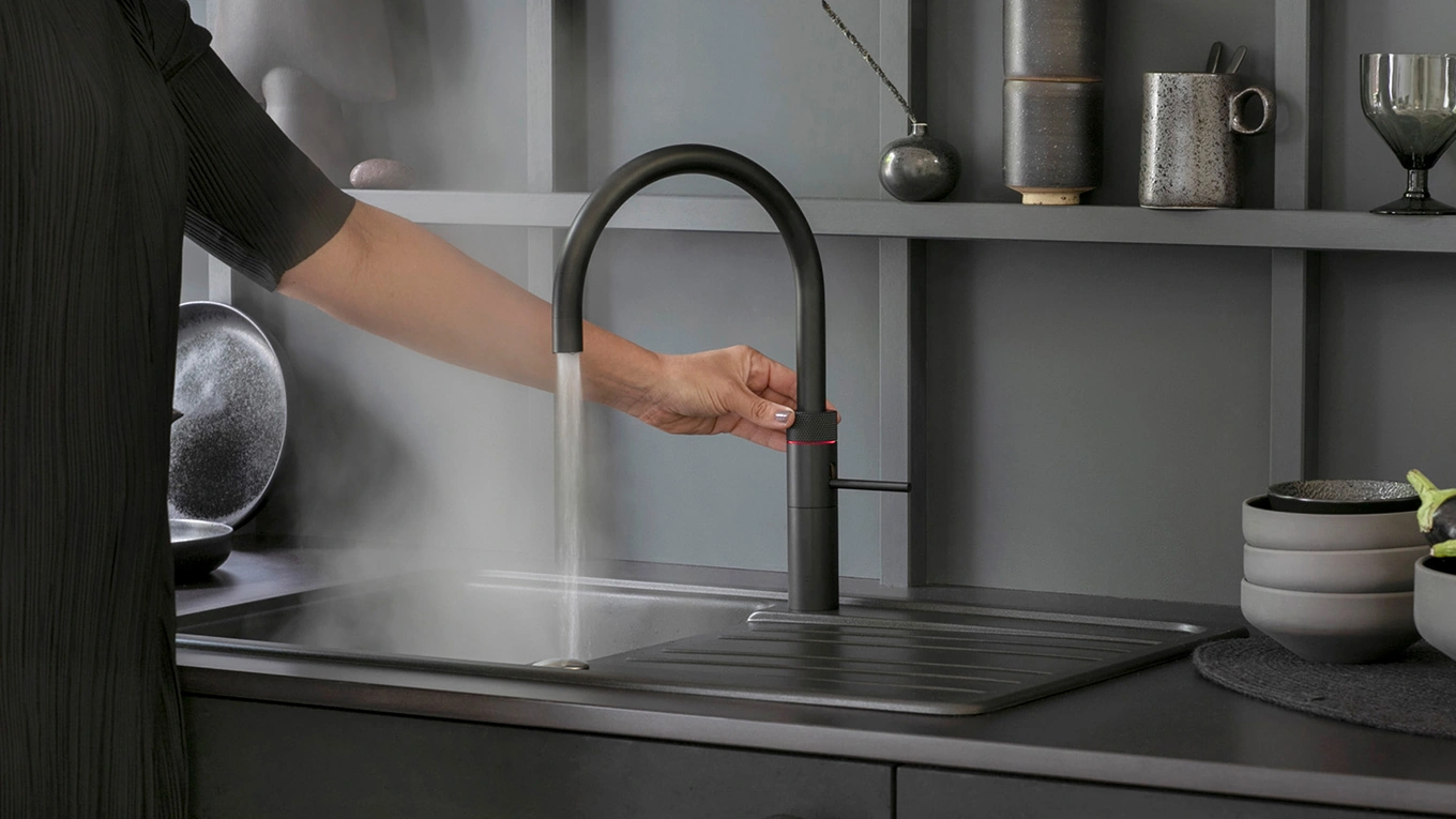 quooker wassersystem in schwarz mit kochend wasser