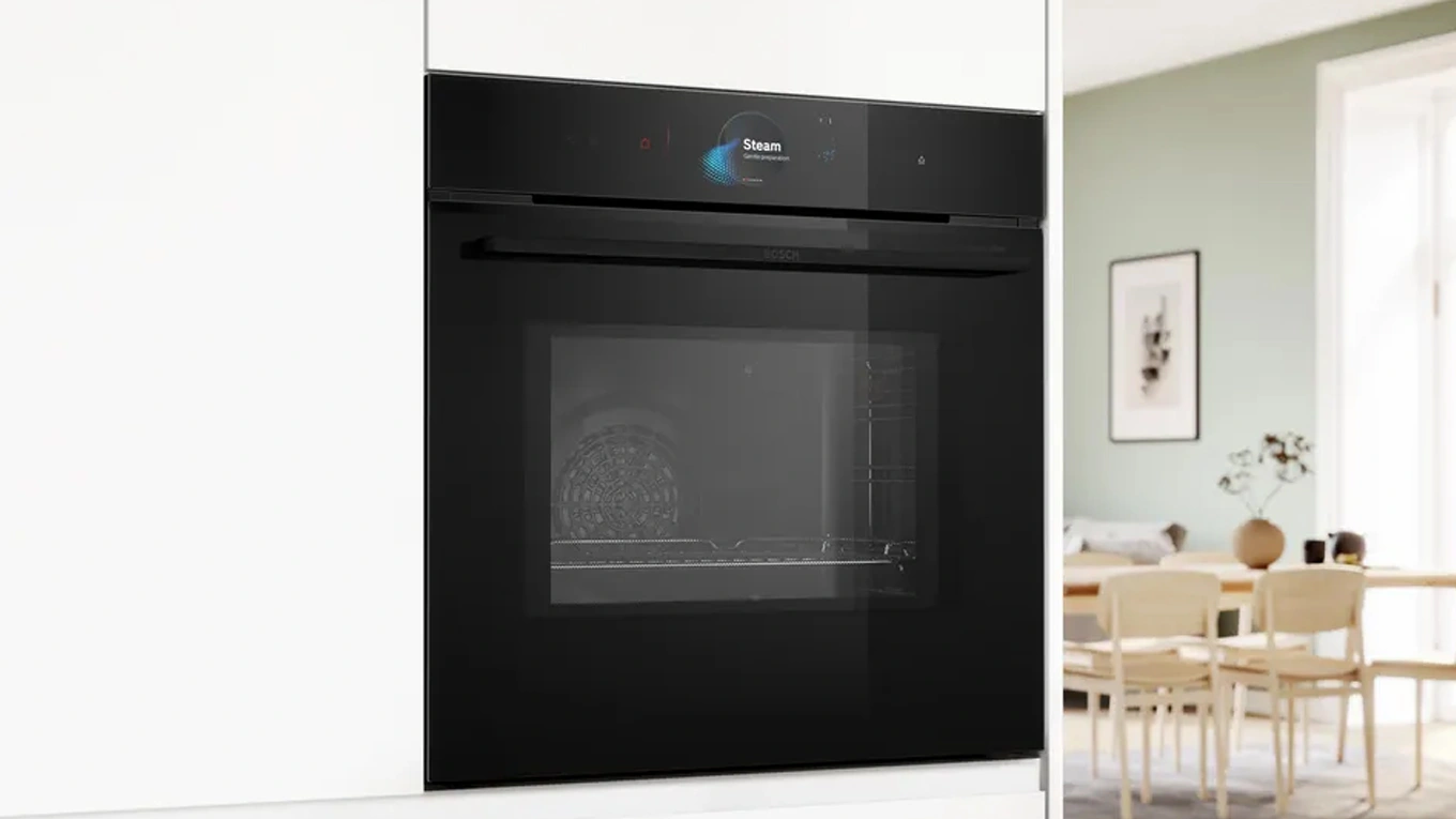 Bosch Serie 8 Backofen mit Kamera und KI Bosch Serie 8 Backofen in einer weißen Küche