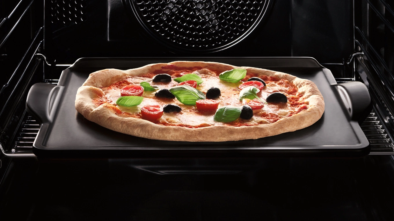 Miele HBS 70 Gourmet Backstein Pizza auf dem miele hbs 70 back- und pizzastein