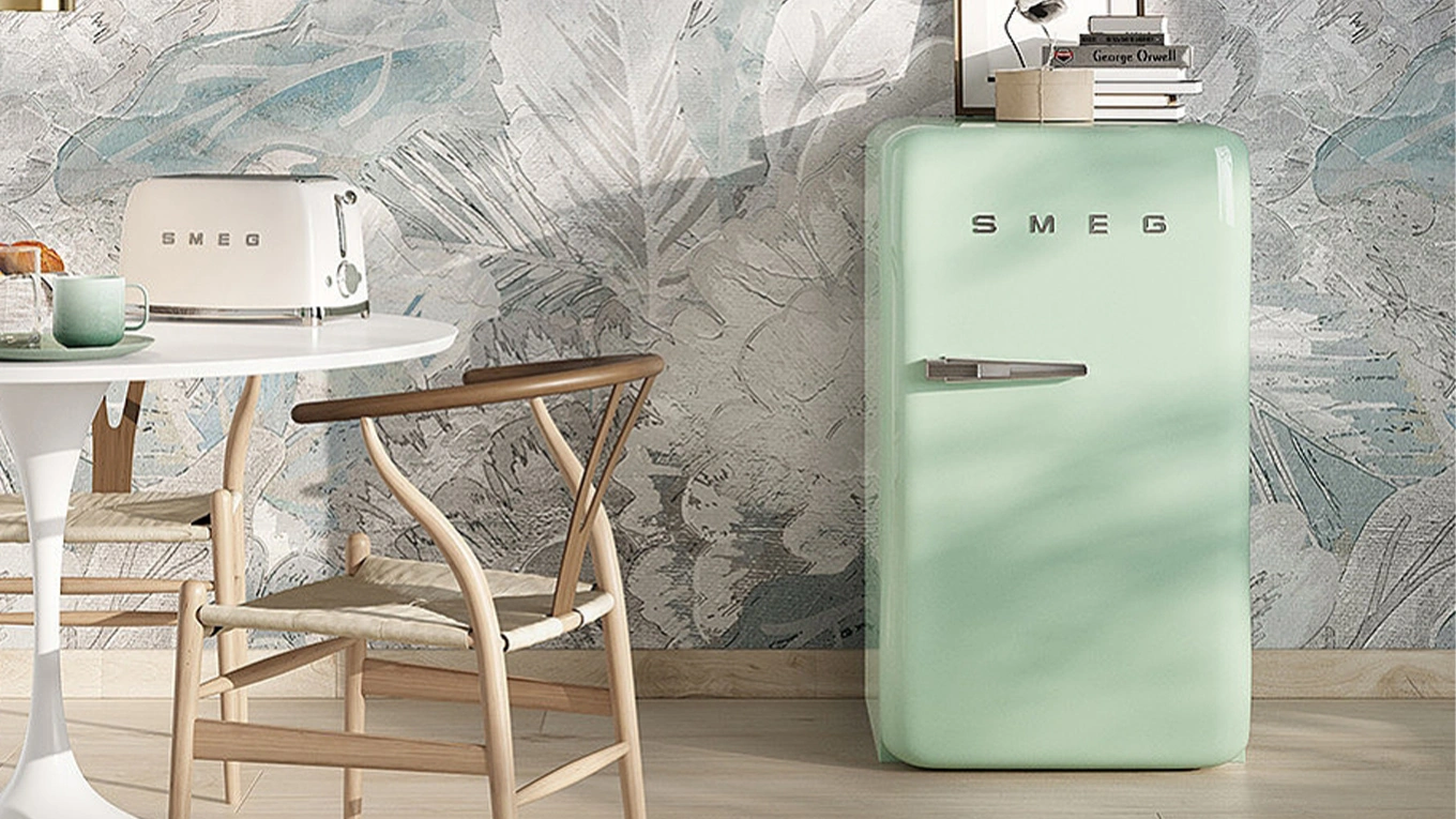 SMEG FAB5 in Pastellgrün kleiner smeg fab5 mini kühlschrank in pastellgrün in einem küchenambiente