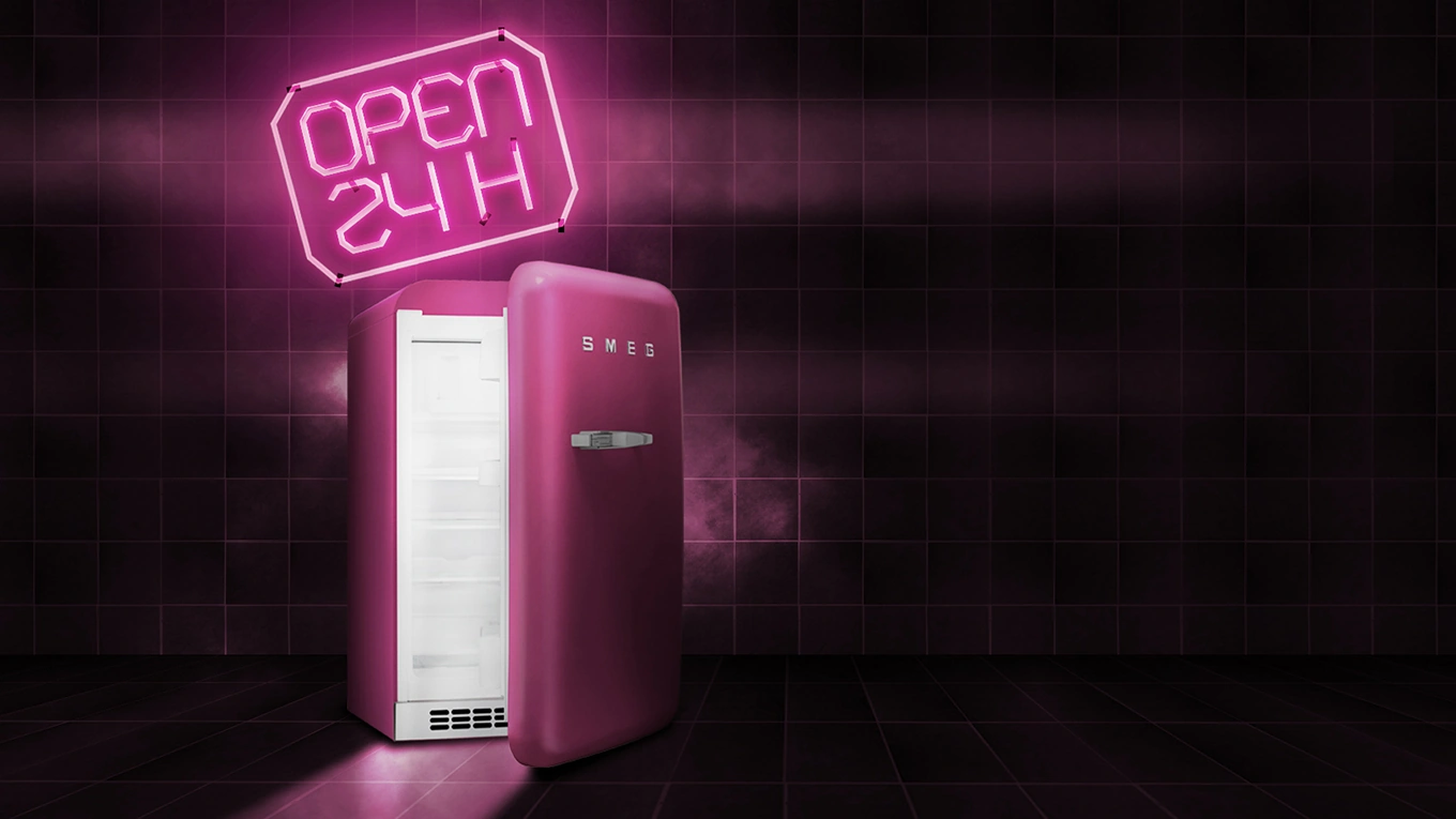 Smeg cadillac pink smeg retro kühlschrank in pink mit geöffneter tür und led schild open 24 h vor dunkler kulisse