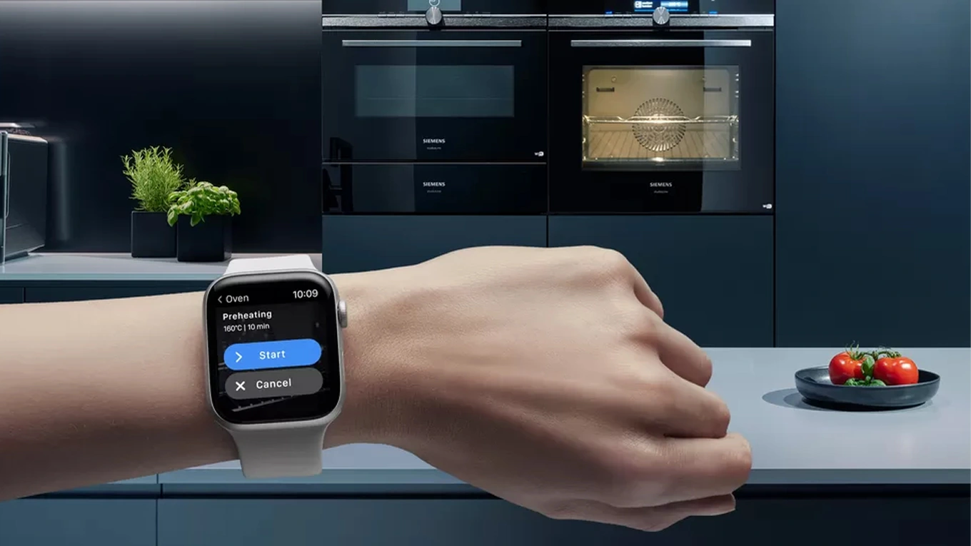 Siemens Home Connect Smartwatch vor einem Siemens Backofen