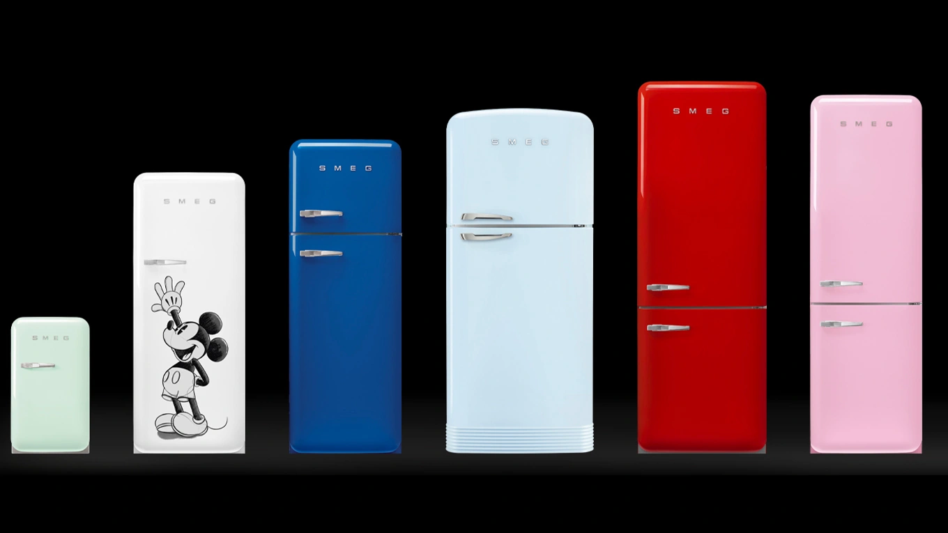 Smeg Retro Kühlschrank in verschiedenen bunten farben auf schwarzem hintergrund