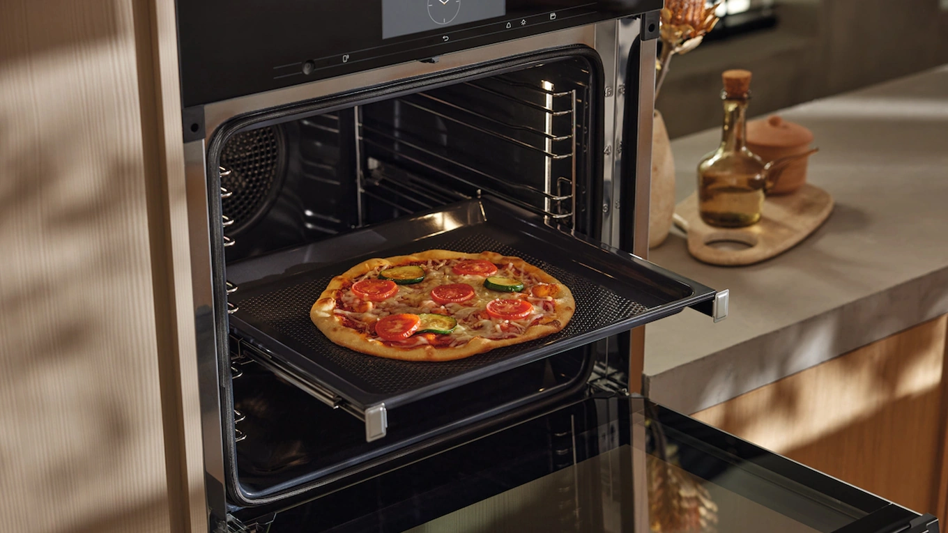 pizza auf einem airfry backblech im miele airfry backofen