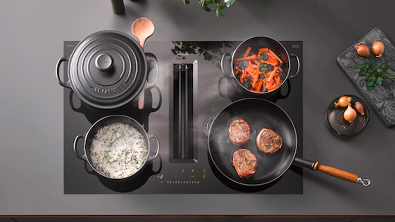 Miele KMDA 7272 Miele KMDA 7272 Kochfeld mit integriertem dunstabzug von oben mit töpfen und pfannen