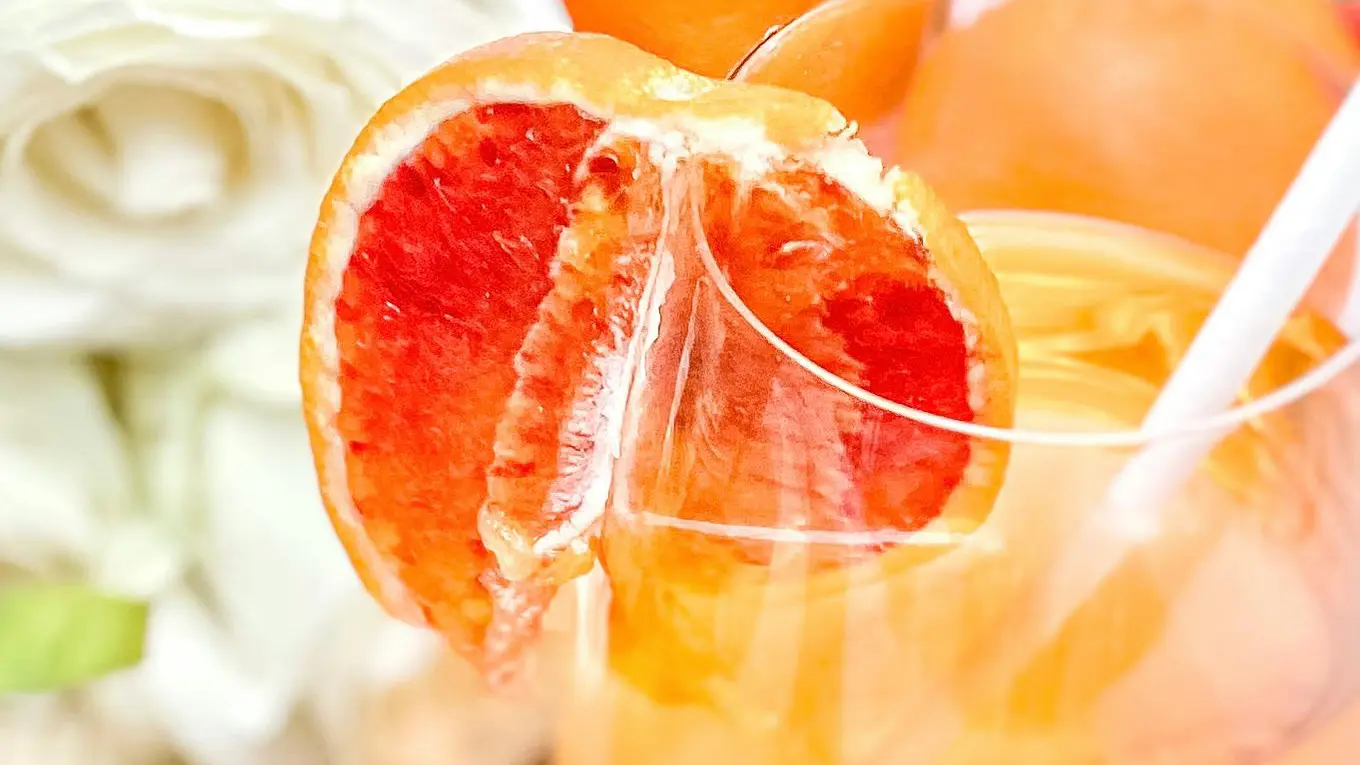 Grapefruit Detail am Aperol Grapefruit Spritz Cocktail