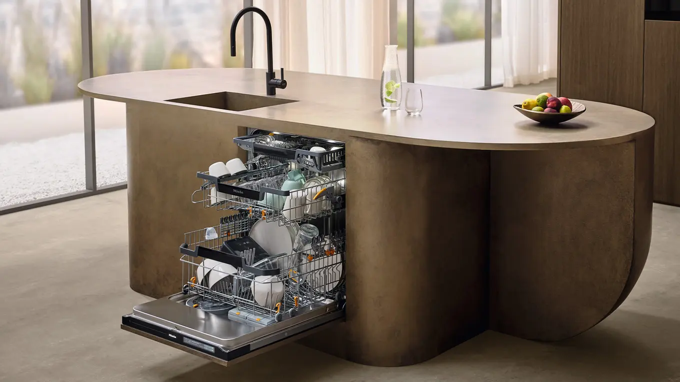 Miele G8 Diamond Geschirrspüler in einer modernen kücheninsel