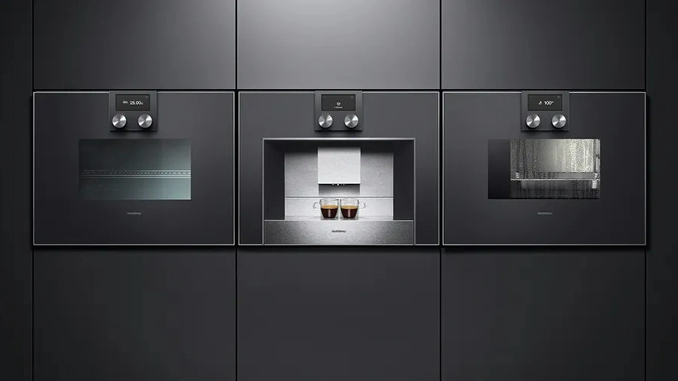 Gaggenau Serie 400 Backofen Dampfgarer und Espresso Vollautomat in der Farbe Anthrazit in einer dunklen Küchenfront