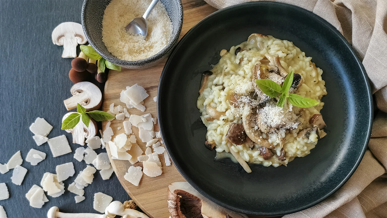 Pilzrisotto Pilzrisotto auf einem schwarzen teller