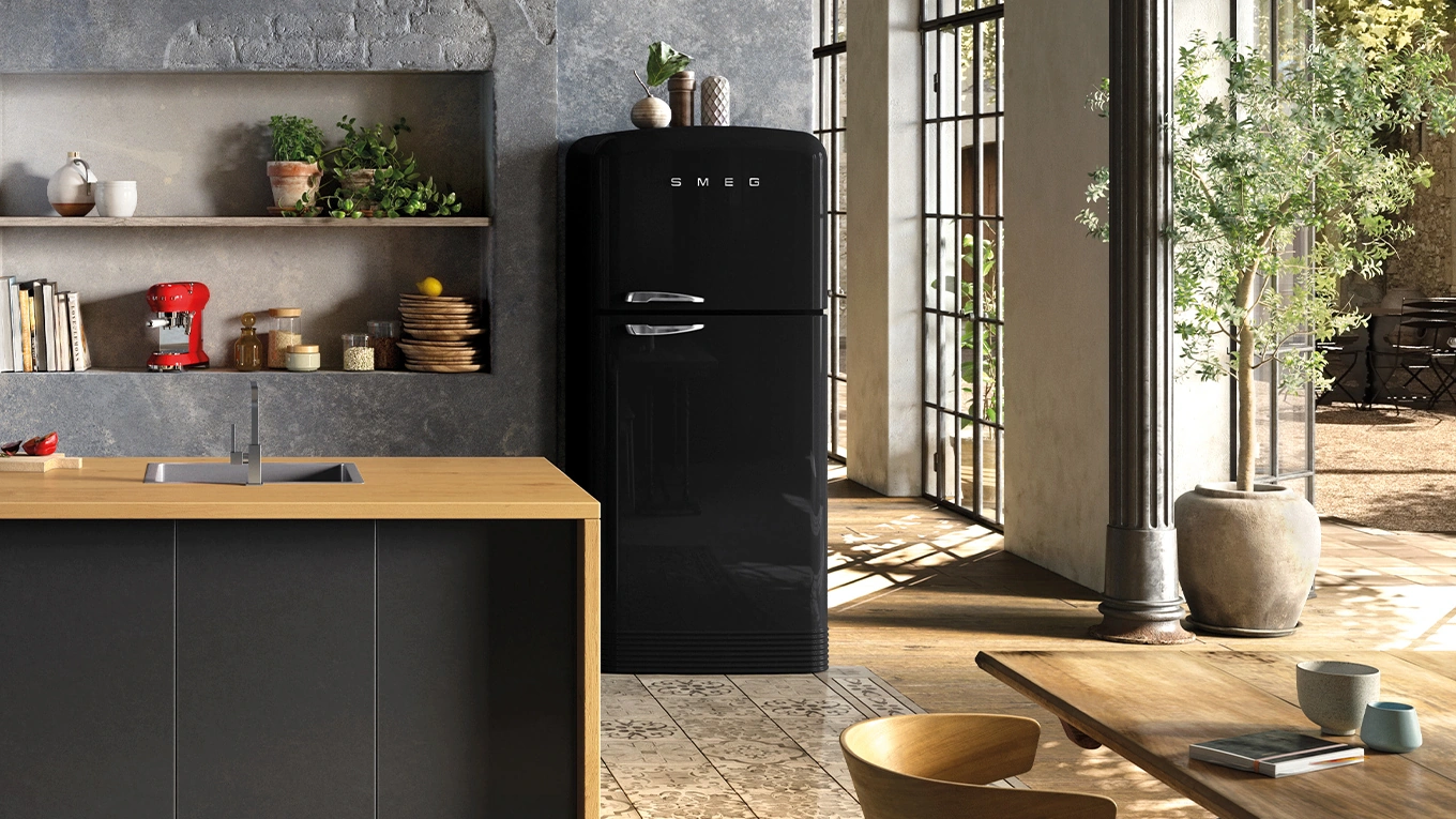 Smeg fab retro kühlschrank in schwarz in einer holz küche