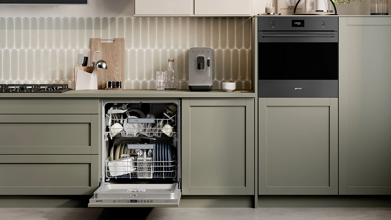 smeg geschirrspüler smeg geschirrspüler vollintegriert in einer graugrünen landhaus küche