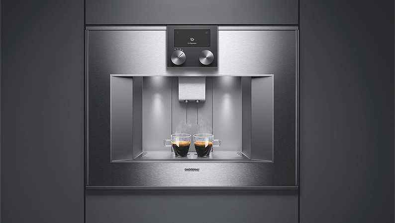 ein gaggenau serie 400 kaffeevollautomat in silber mit zwei vollen espresso glaesern von vorne