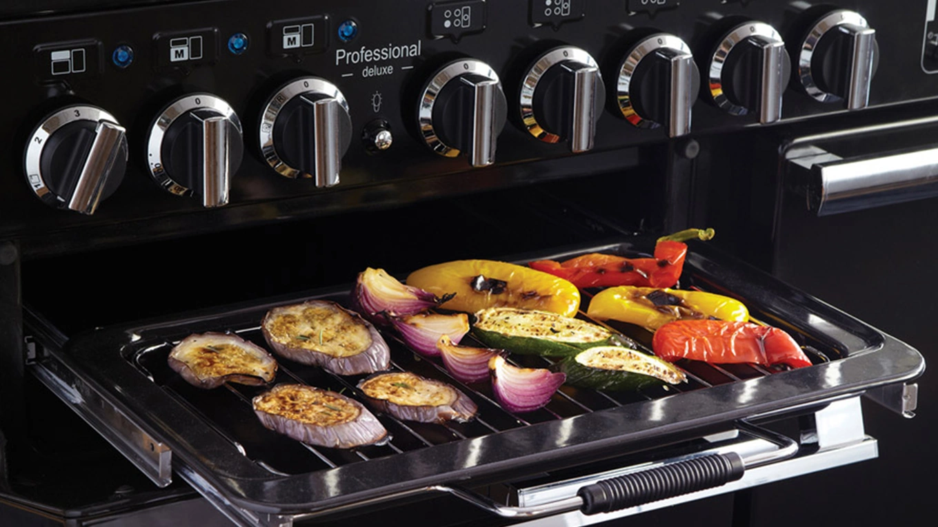 Falcon Grillplatte Grillplatte im Falcon Range Cooker mit Gemüsestückchen drauf