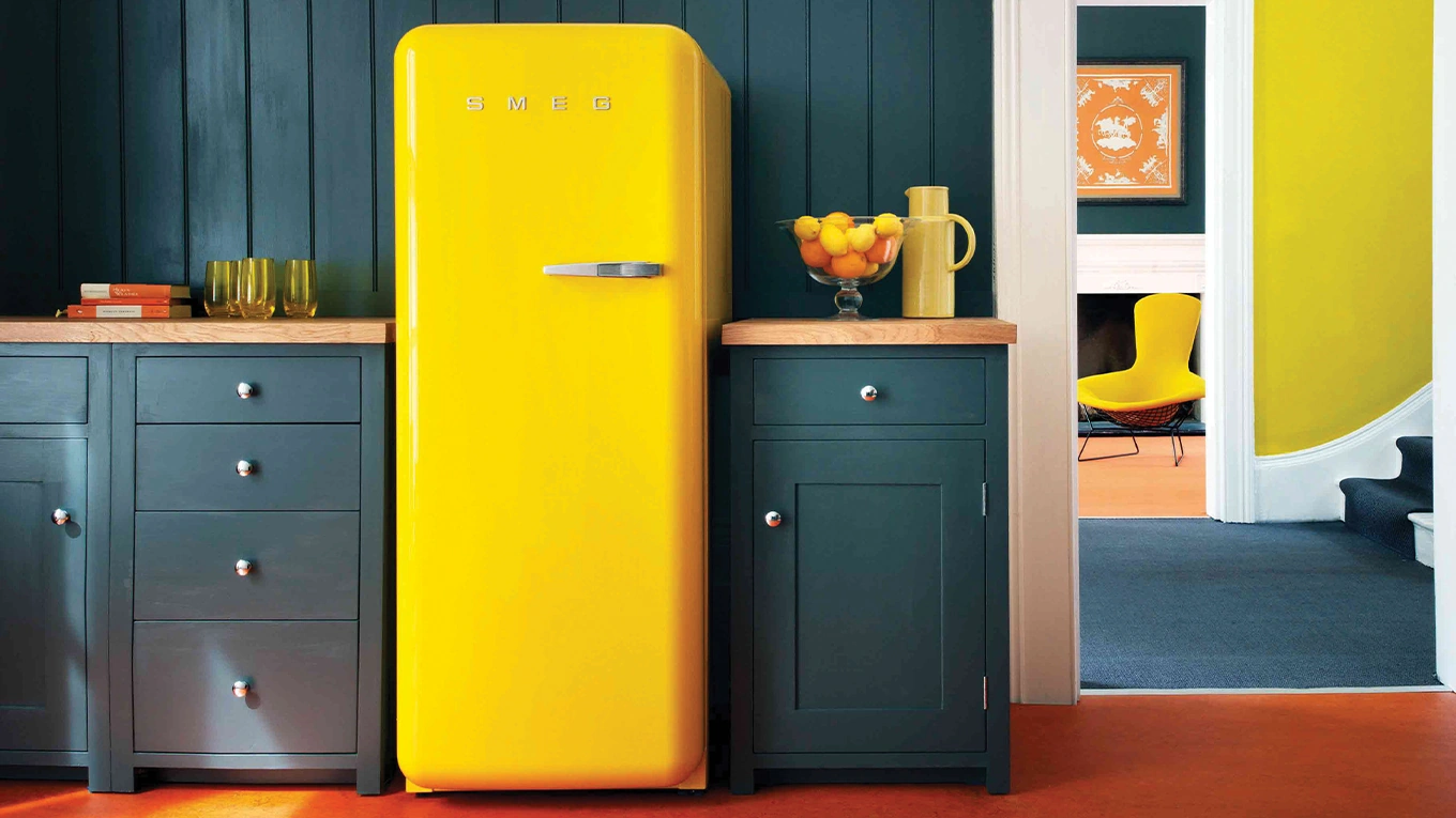 smeg fab28 kühlschrank in gelb in einer grauen küche