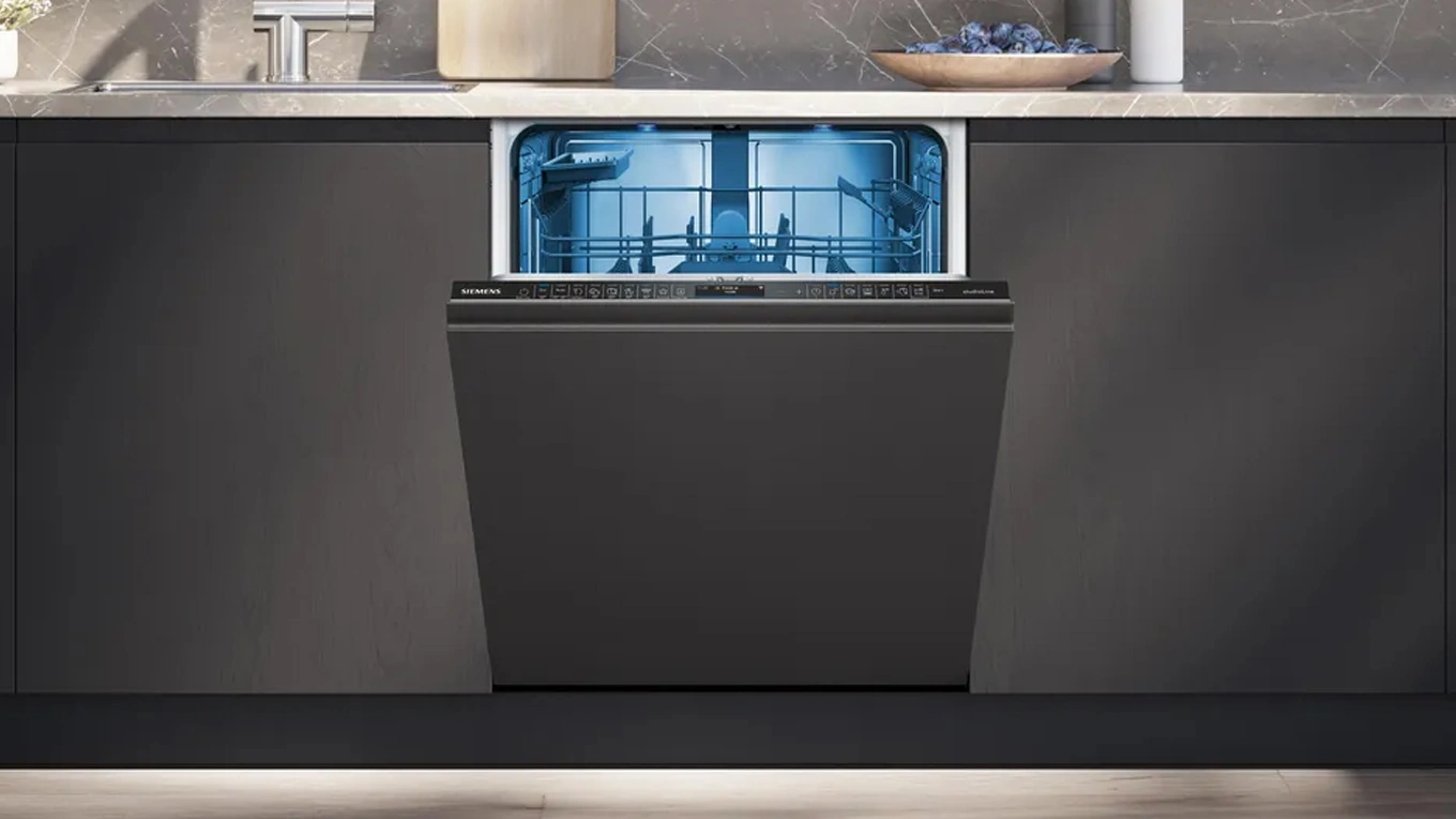 siemens-SN87Y801BE geschirrspüler siemens-SN87Y801BE geschirrspüler vollintegriert in einer dunklen grifflosen küche