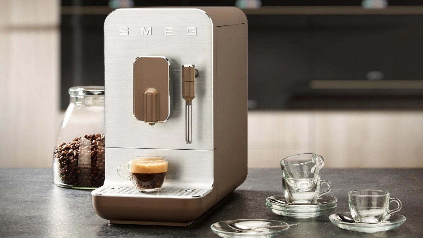 smeg mini kaffeevollautomat bcc01 in braun mit espressotassen in einer beispielküche