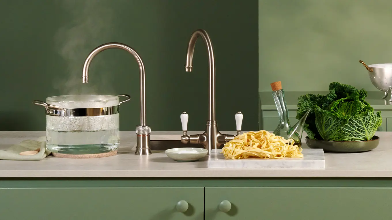 Quooker doppelwasserhahn in einer küche mit grüner front