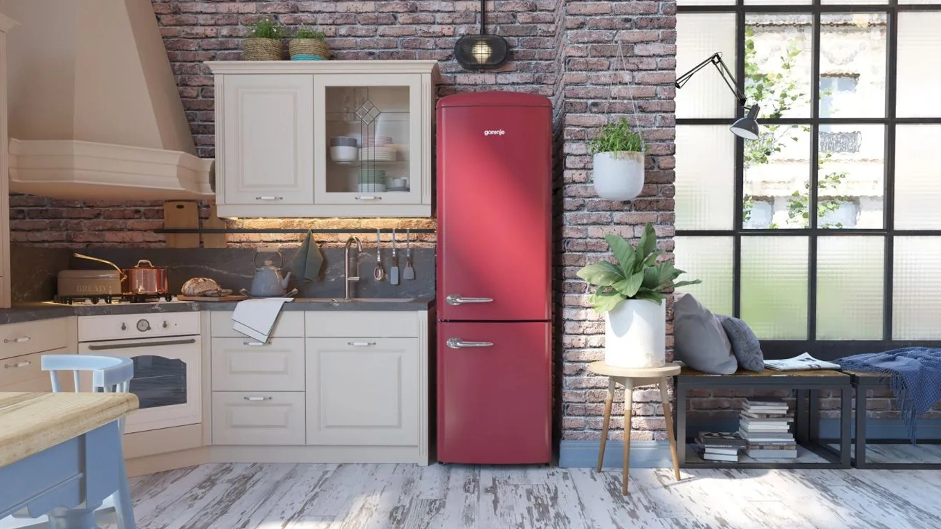 Gorenje Retro Kühlschrank Gefrierkombination in Burgundy Rot als Standgerät in einer Landhaus Beispielküche