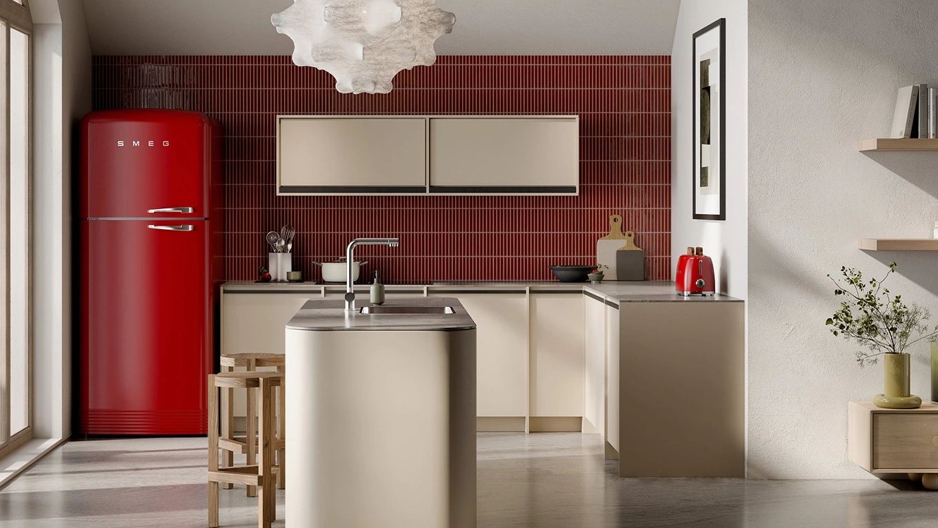SMEG FAB50 Smeg fab50 kühlschrank in rot in einer beigen eckküche