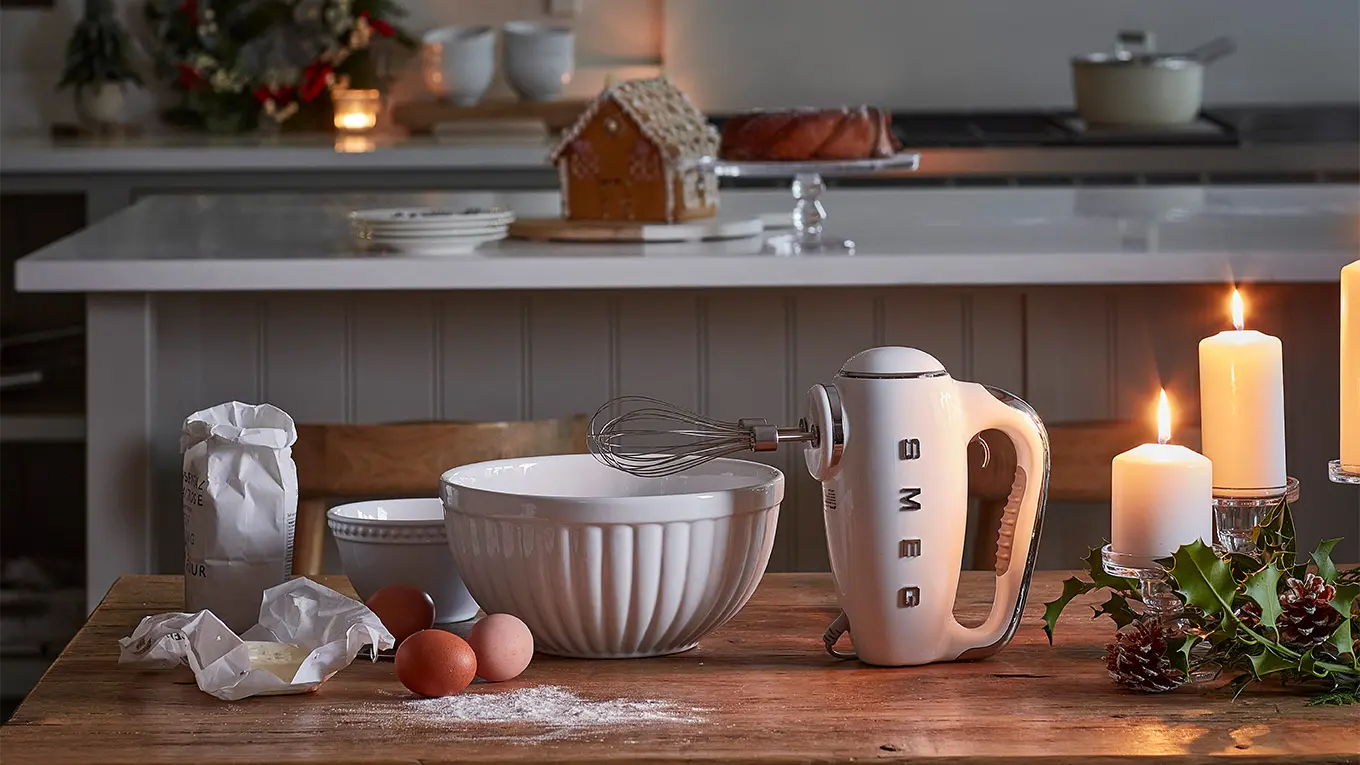Smeg mixer weiß in einer weihnachtlichen küche