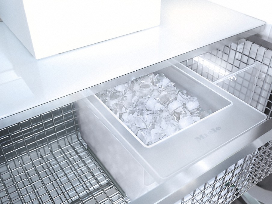 Eiswürfel in einem Ice Maker im Miele Mastercool Kühlschrank