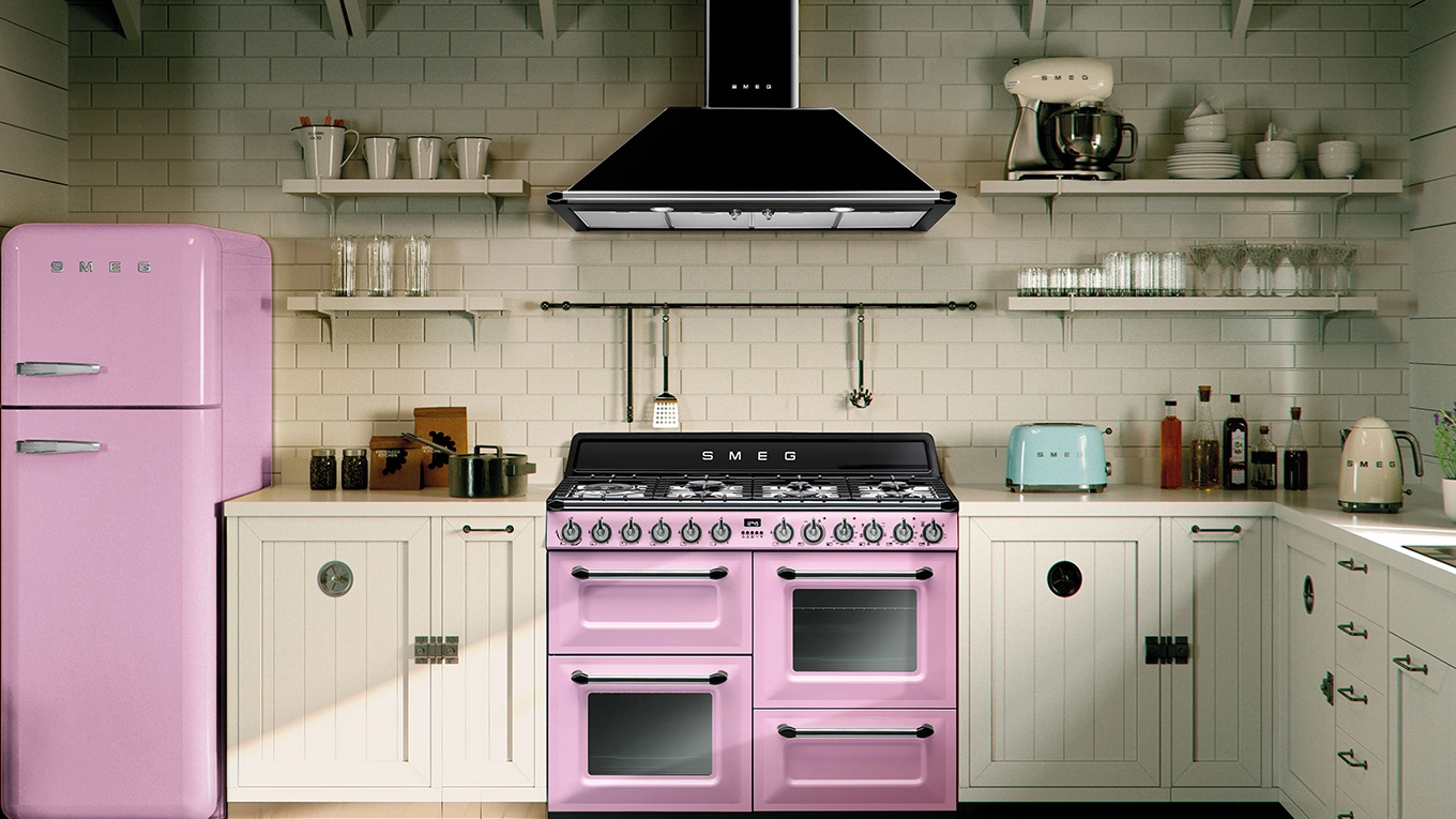 SMEG Victoria Standherd in Cadillac Pink rosa smeg standherd victoria mit passender Dunstabzugshaube in schwarz in einer cremefarbenen retro küche
