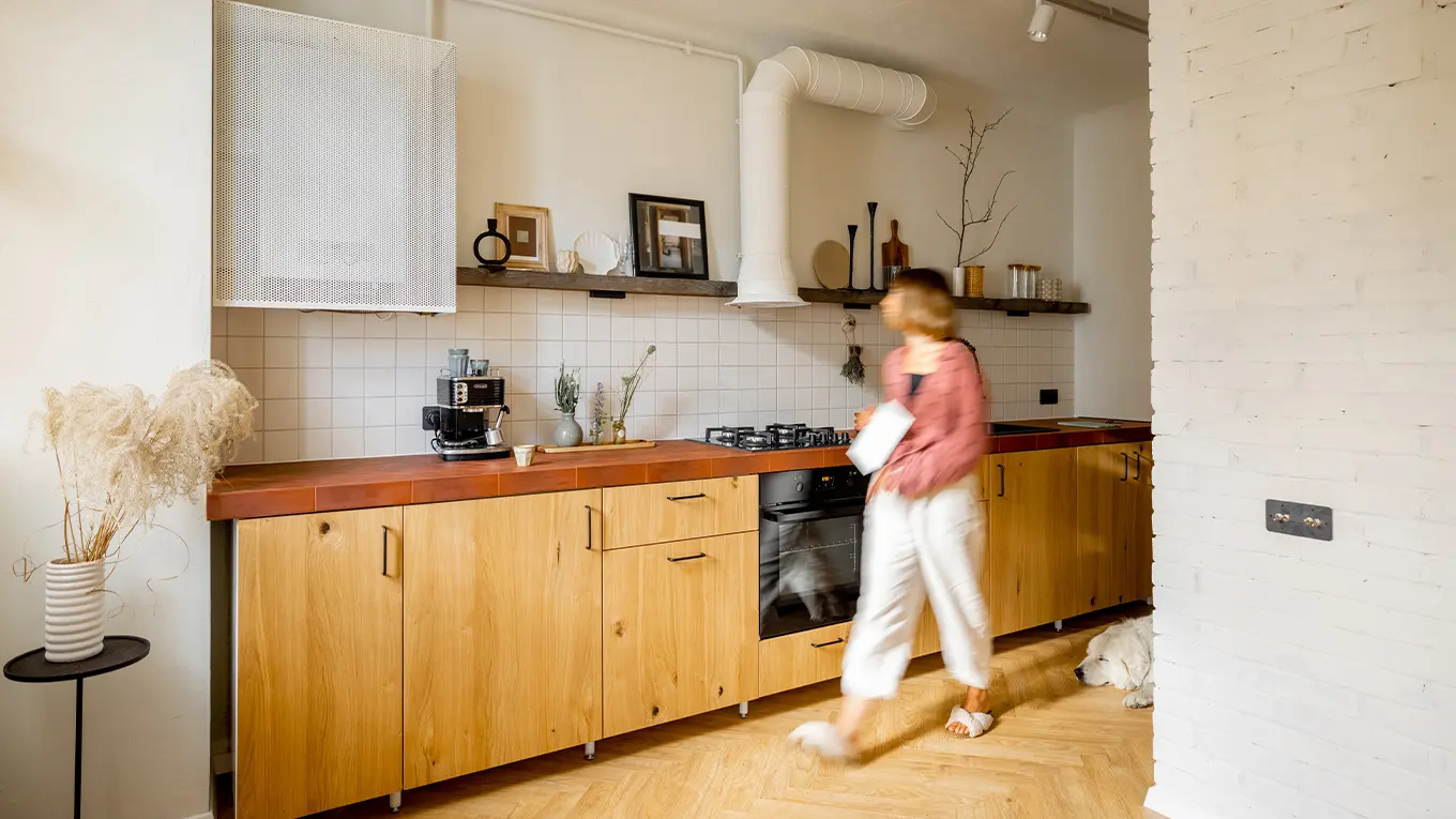 unscharfe frau in einer rustikalen küche