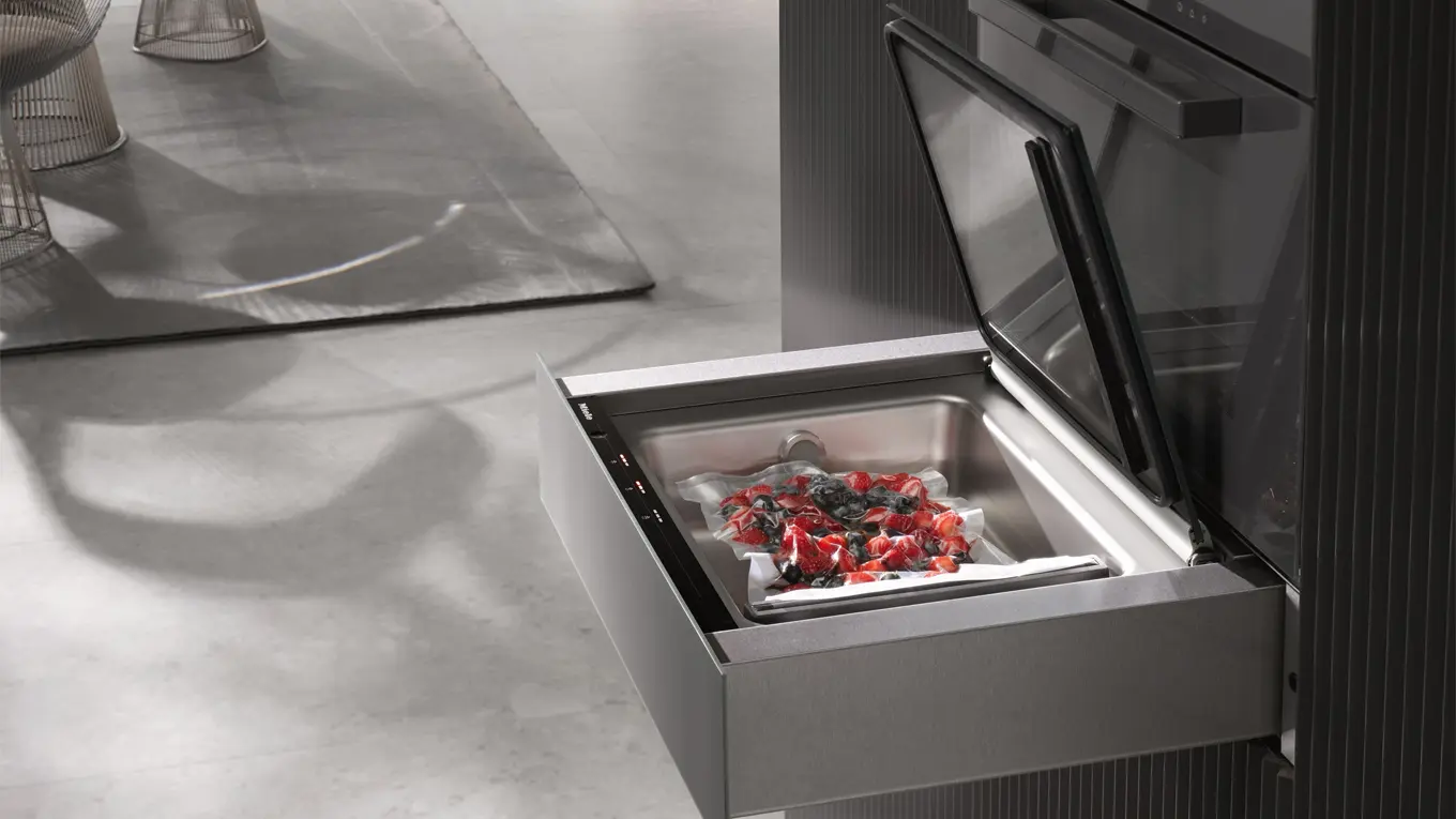 miele vakuumierschublade mit speisen im vakuumbeutel