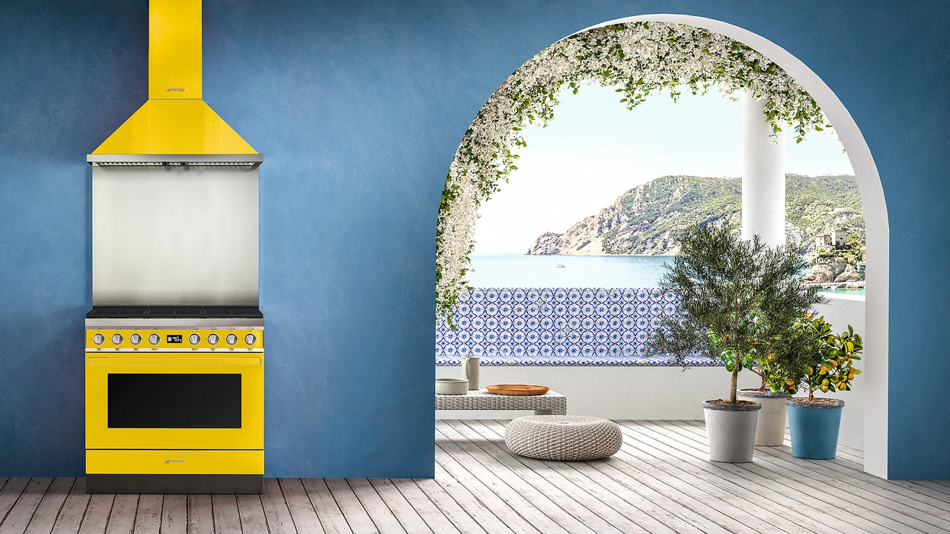smeg gelb küchengeräte in einer mediterranen küche