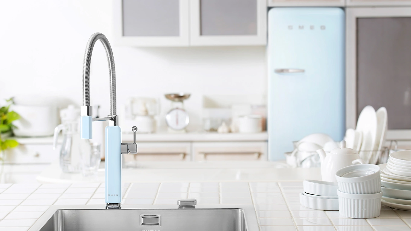 smeg pastellblau smeg pastellblau armatur und kühlschrank in einer weißen küche