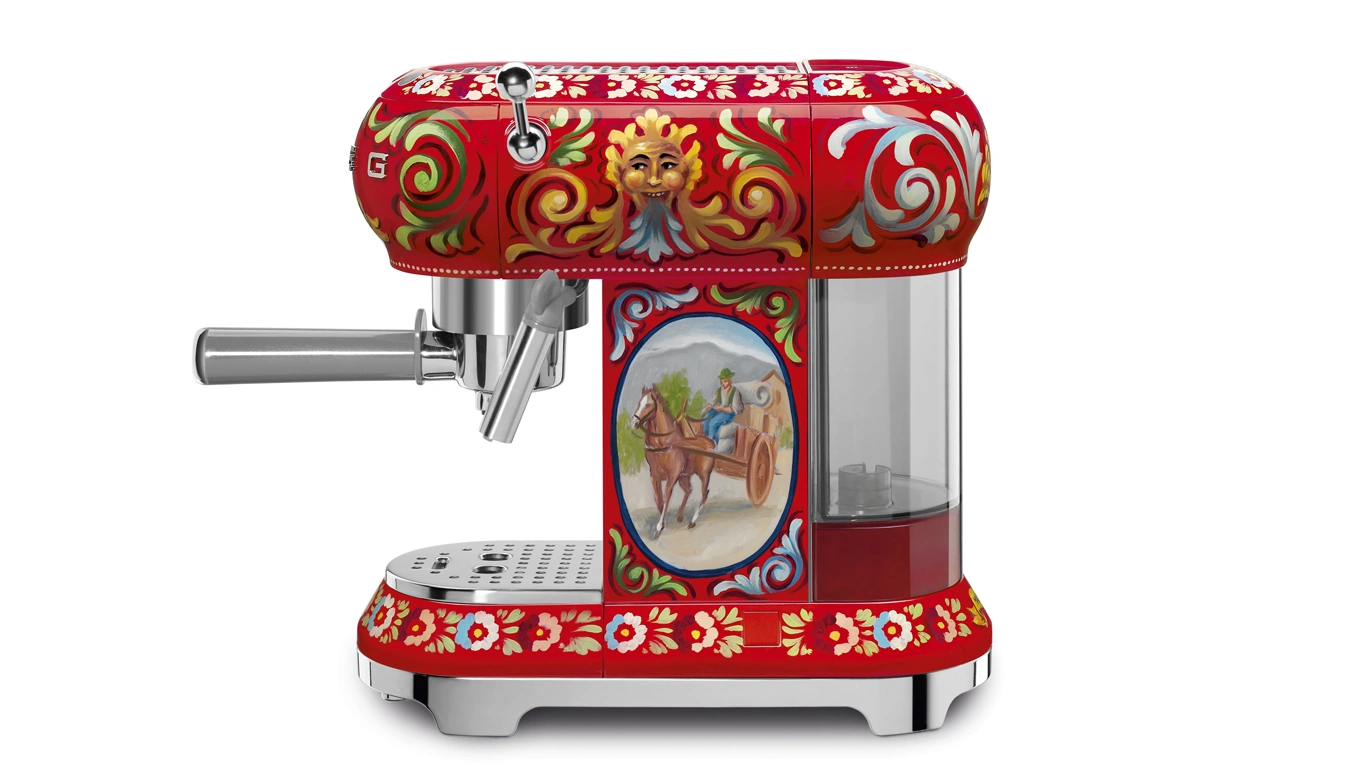 Produktbild von der smeg dolce gabbana espressomaschine in rot von der seite