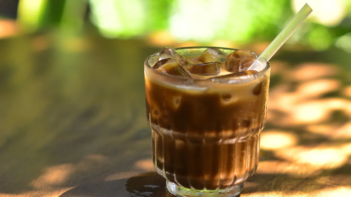 Cold Brew mit strohhalm auf einem tisch